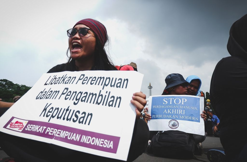 Aksi puluhan perempuan pada Hari Perempuan Internasional, Kamis (8/3), di Monas, Jakarta. Aksi ini meminta pemerintah berperan aktif dalam isu-isu perempuan