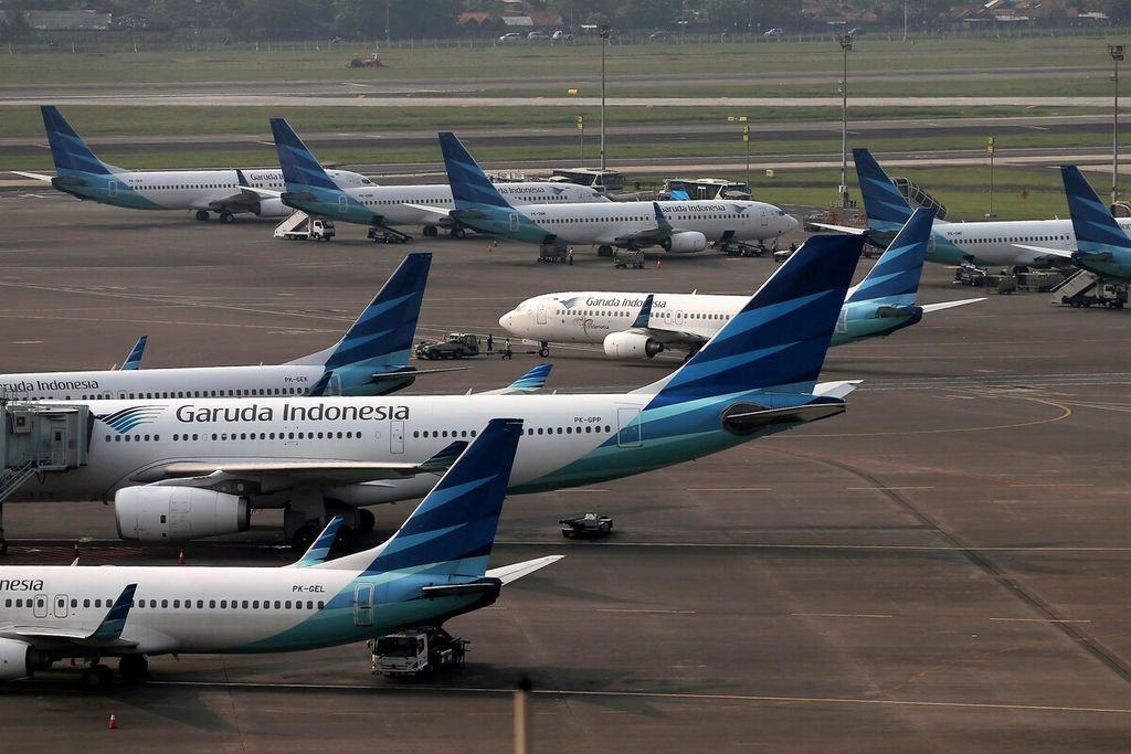 Jajaran armada pesawat Garuda Indonesia parkir di Bandara Internasional Soekarno-Hatta, Tangerang.