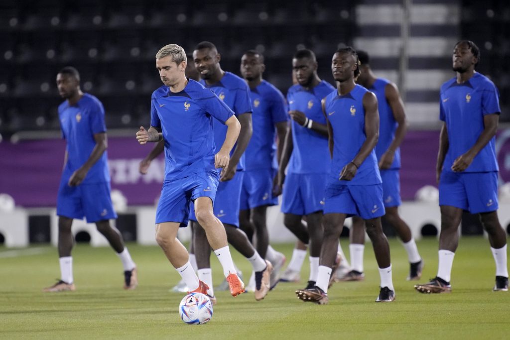 Pemain Perancis Antoine Griezmann (tengah kiri) saat sesi latihan tim Perancis di lokasi latihan Al Sadd SC, Doha, Sabtu (3/12/2022). Perancis akan menghadapi Polandia di babak 16 besar Piala Dunia 2022.
