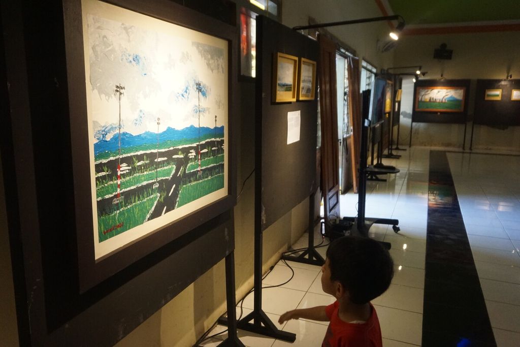 Pengunjung melihat pameran tunggal karya Bowo Leksono bertajuk "Gugat!" di Aula DPD Partai Golkar Purbalingga, Jawa Tengah, Minggu (12/3/2023).