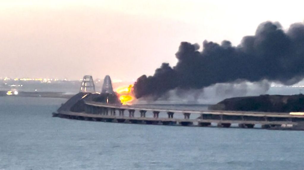 Asap tebal mengepul dari Jembatan Crimea menyusul ledakan hebat dari sebuah truk yang menjalar ke rangkaian kereta (8/10/2022). 