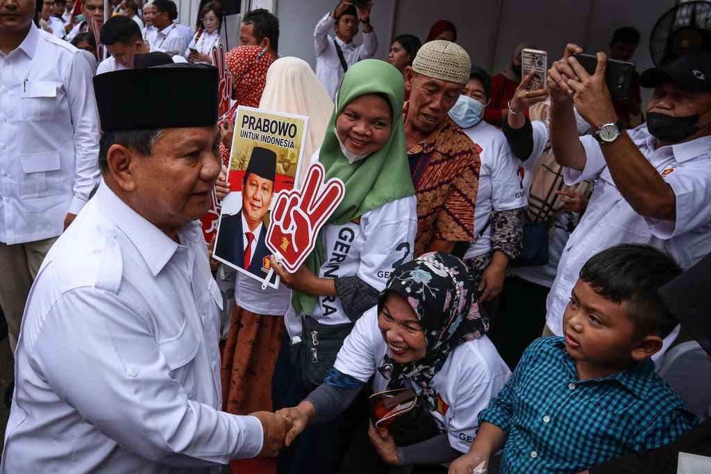 Ketua Umum Partai Gerindra Prabowo Subianto menemui sukarelawan yang hadir di kantor DPP Partai Gerindra, Jakarta, (6/2/2023). Partai Gerindra memberikan santunan kepada anak yatim serta menggelar kegiatan donor darah dan pengobatan gratis bagi warga sekitar. 