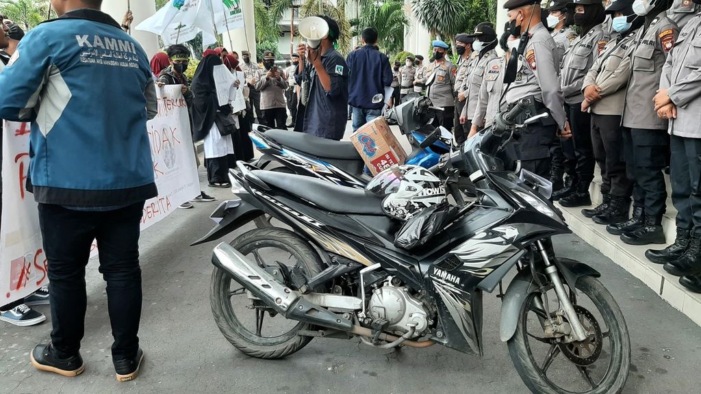 Ratusan mahasiswa di Kota Pontianak, Kalimantan Barat, menggelar demonstrasi di Kantor DPRD Provinsi Kalbar, Senin (5/9/2022). Mereka menolak kebijakan pemerintah yang menaikan harga bahan bakar minyak.