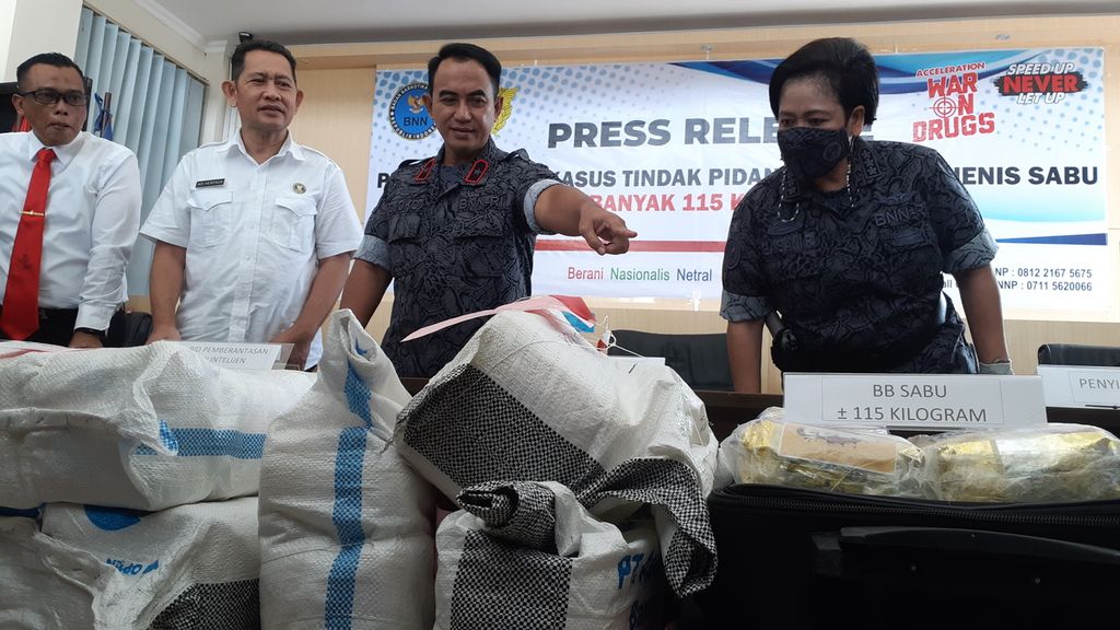  Kepala BNNP Sumatera Selatan Brigadir Jenderal Polisi Djoko Prihadi, Senin (30/1/2023), menunjuk barang bukti berupa 115 kilogram sabu yang diungkap beberapa hari lalu. Sabu tersebut diduga kuat merupakan hasil penyelundupan dari jaringan internasional.