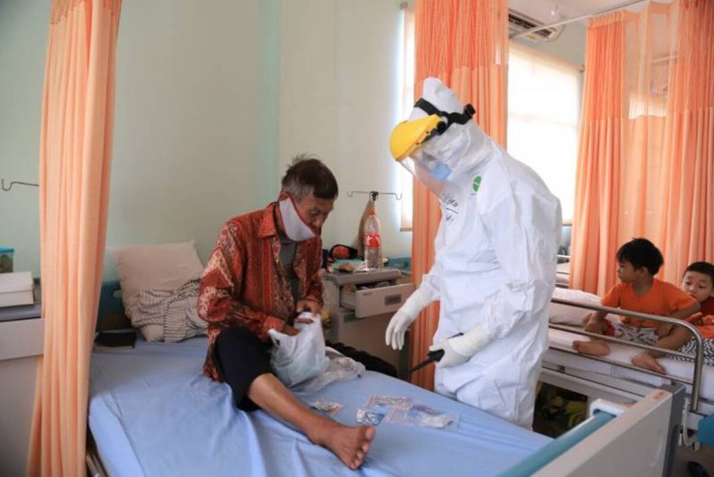 Pasien positif Covid-19 tengah menjalani perawatan di RSUD Kota Tangerang, Banten. Keterisian tempat tidur perawatan di Kota Tangerang menembus 90 persen sehingga dilakukan penambahan tempat tidur dan pembatasan aktivitas warga sekaligus tes, lacak, rawat.