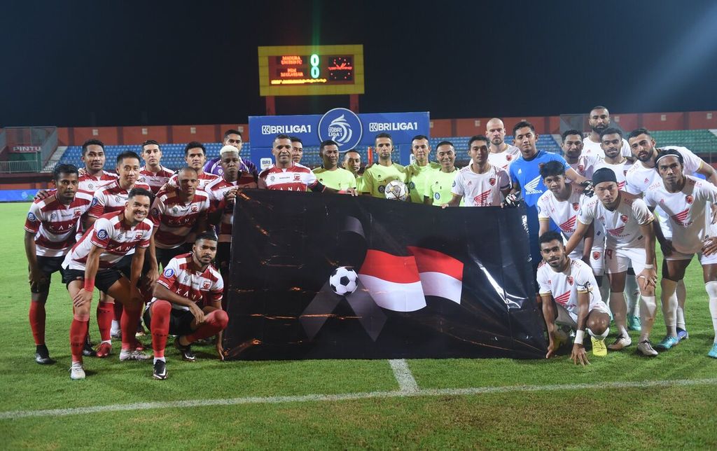 Pemain PSM Makassar dan Madura United bersama wasit menggelar spanduk solidaritas tim U-20 Indonesia jelang laga Liga I BRI 2022-2023 di Gelora Madura Ratu Pamelingan, Pamekasan, Jawa Timur, Sabtu (31/3/2023).  PSM menjuarai BRI Liga I usai mengalahkan Madura United 3-1. 