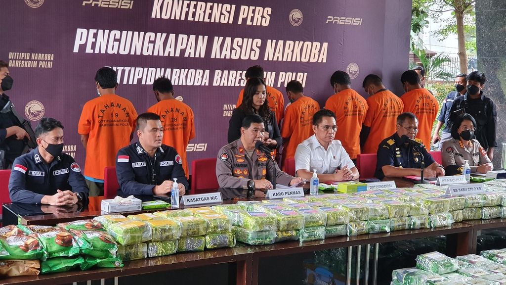 Suasana jumpa pers pengungkapan kasus narkotika jenis sabu di Gedung Bareskrim Polri, Jakarta, Rabu (12/10/2022), 