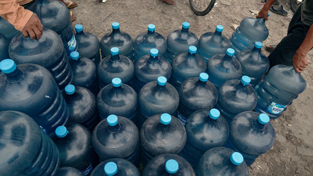 A pile of refilled polycarbonate bottled water is ready to be brought to Muara Gembong at the mouth of Kali Rawa Malang, Cilincing, North Jakarta, Wednesday (21/9/2022).