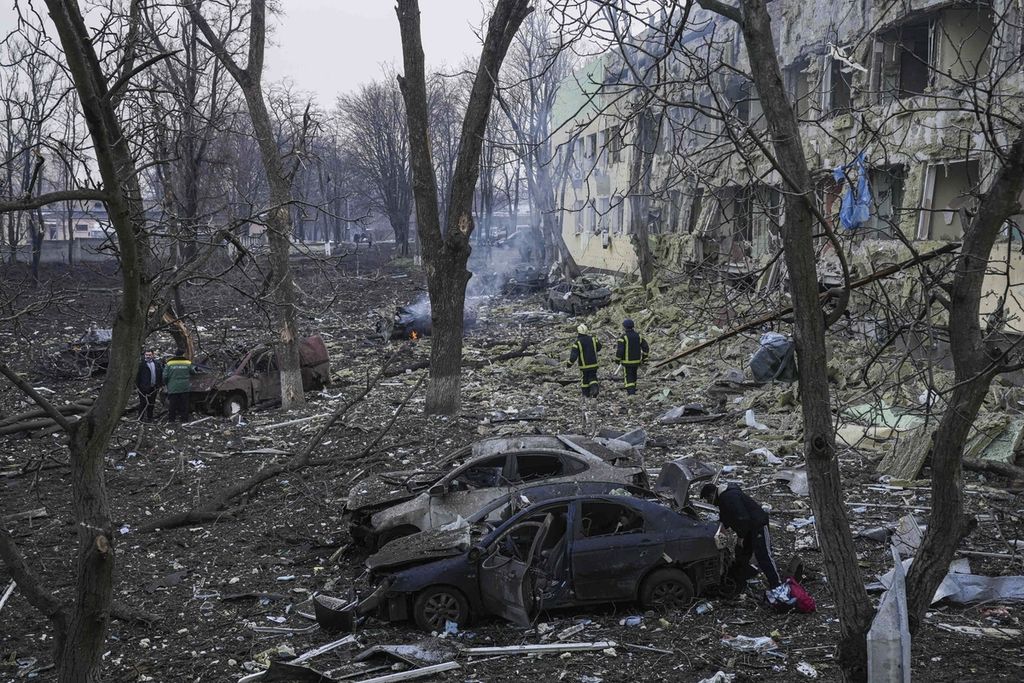Kerusakan di rumah sakit bersalin akibat penembakan di Mariupol, Ukraina, Rabu (9/3/2022).