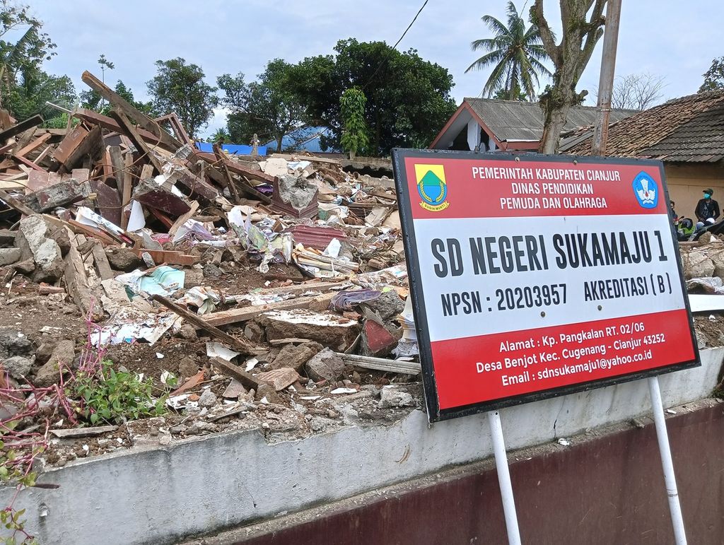 Sekolah Dasar Negeri Sukamaju 1, Kampung Pangkalan, Desa Benjot, Kecamatan Cugenang, Cianjur, merupakan sekolah yang paling parah terdampak gempa bermagnitudo 5,6. 