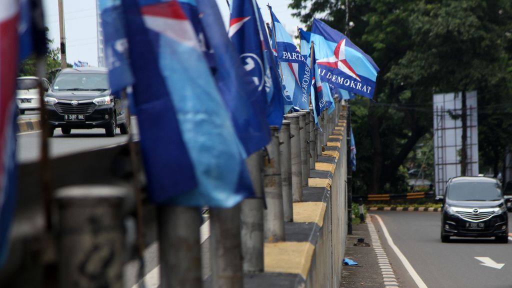 Sejumlah bendera Partai Demokrat terpasang di jembatan layang Senayan, Jakarta, Minggu (15/3/2020).