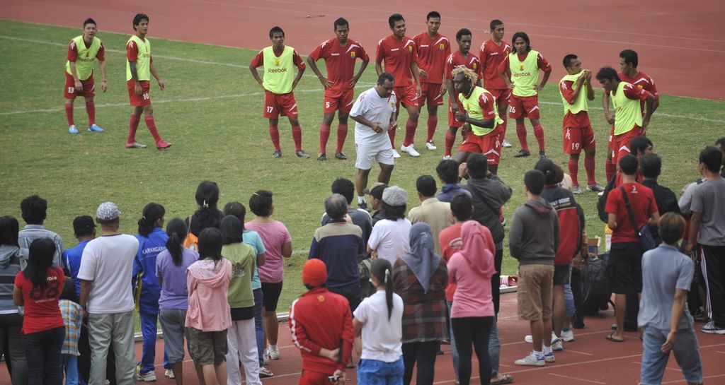 Puluhan warga antusias menyaksikan latihan Persima Malang untuk persiapan laga perdana Liga Utama Indonesia (LPI) melawan tuan rumah FC Solo di Stadion Manahan, Solo, Jawa Tengah, Jumat (7/1/2011).