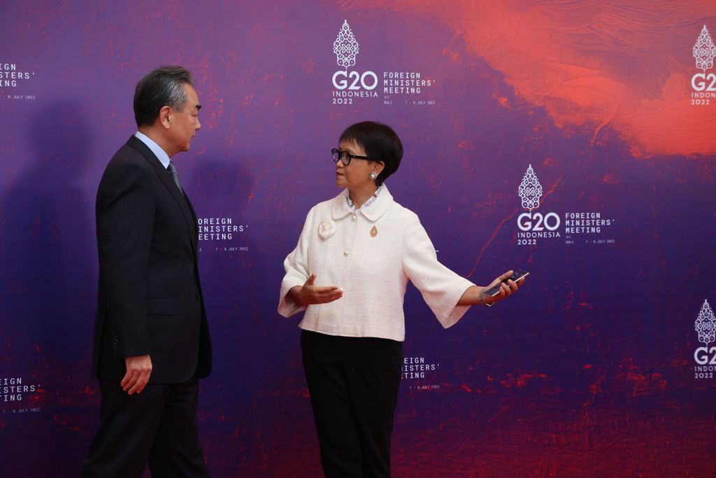 Menteri Luar Negeri RI Retno Marsudi (kanan) menyambut kedatangan Menteri Luar Negeri China Wang Yi dalam Pertemuan Menteri Luar Negeri G20 di Nusa Dua, Badung, Bali, Jumat (8/7/2022).