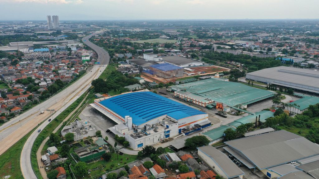 Foto udara kawasan industri yang berdekatan dengan akses jalan tol di Cikarang Barat, Kabupaten Bekasi, Jawa Barat, Selasa (3/5/2022). 