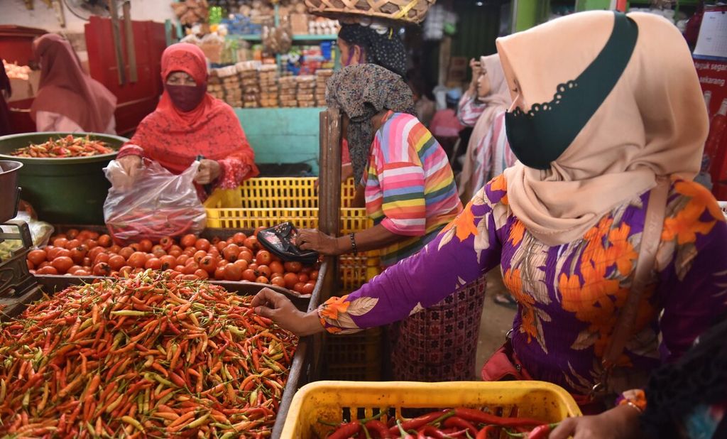 Warga membeli cabai di Pasar Pabean, Kota Surabaya, Jawa Timur, Senin (7/3/2022). Jelang Ramadhan, sejumlah komoditas di pasar Kota Surabaya mengalami tren kenaikan. 