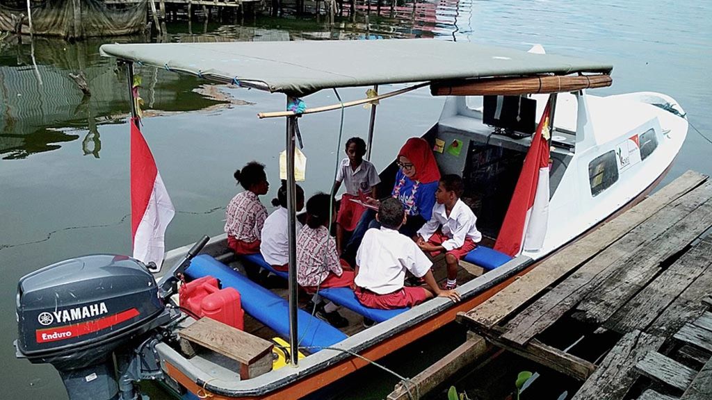 Anak-anak Kampung Yaboi, Danau Sentani, Jayapura, Papua, mengikuti kegiatan membaca bersama di Perahu Pustaka, Kamis (23/11).
