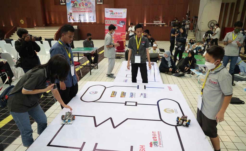 Peserta mengikuti Kontes Robot Nusantara tingkat SD dan SMP di Universitas Indonesia, Depok, Jawa Barat, Minggu (23/10/2022). Sebanyak 500 peserta dari dalam dan luar negeri mengikuti lomba yang telah diselenggarakan sebanyak tujuh kali ini. Kontes ini bertujuan untuk merangsang anak-anak menyukai dunia robotik sekaligus wadah kompetisi robotik tingkat dasar. 
