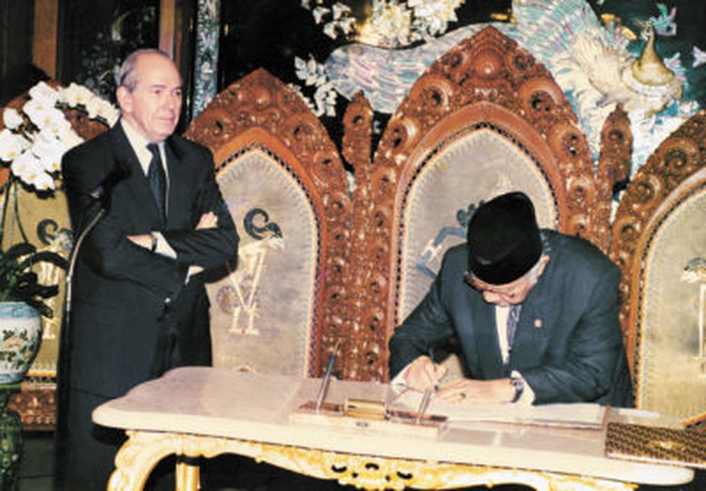 Direktur Pelaksana Dana Moneter Internasional Michel Camdessus menyaksikan Presiden Soeharto menandatangani nota kesepakatan bantuan di Jalan Cendana, 15 Januari 1998.