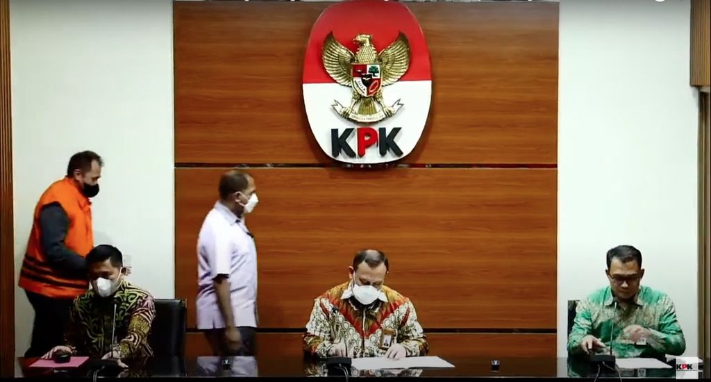Ketua KPK Firli Bahuri mengumumkan penahanan Direktur PT Diratama Jaya Mandiri Irfan Kurnia Saleh sebagai tersangka kasus dugaan korupsi pengadaan helikopter angkut AW-101 di TNI AU pada tahun 2016-2017 di Gedung KPK, Jakarta, Selasa (24/5/2022).