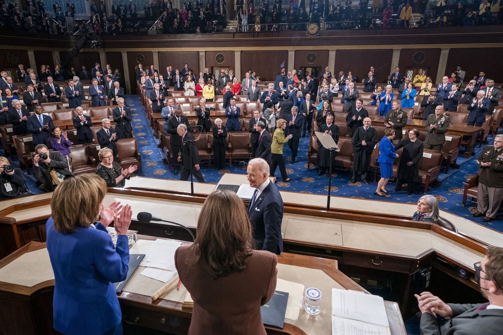 Presiden AS Joe Biden memandang ke arah Ketua DPR AS Nancy Pelosi dan Wakil Presiden Kamala Harris seusai menyampaikan pidato kenegaraan pertamanya dalam sidang Kongres di Capitol, Washington DC, AS, 1 Maret 2022. 