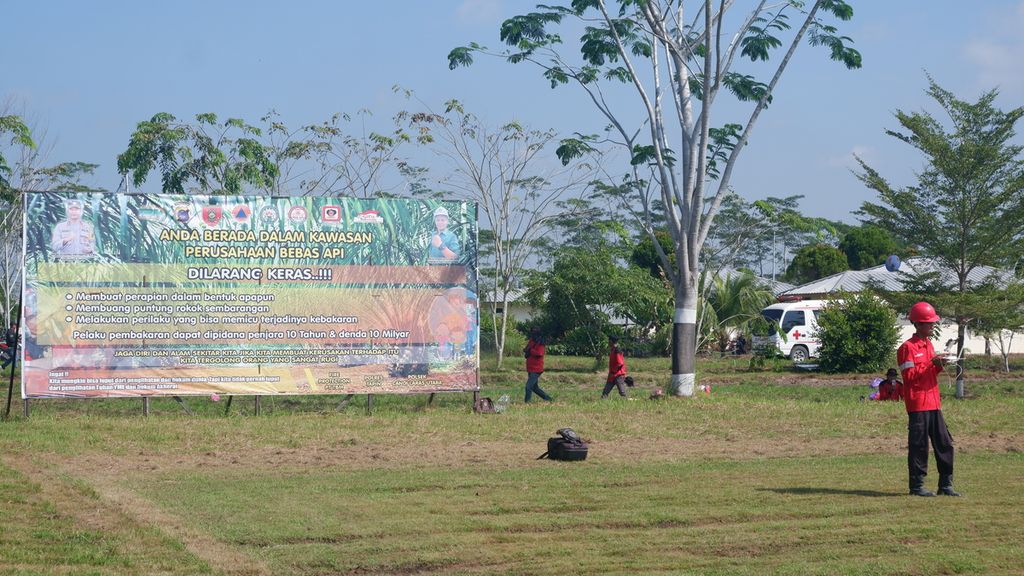 Spanduk himbauan untuk tidak membakar lahan di kawasan PT Tri Buana Mas (TBM), Desa Sawaja, Kecamatan Candi Laras Utara, Kabupaten Tapin, Kalimantan Selatan, Senin (26/6/2023).