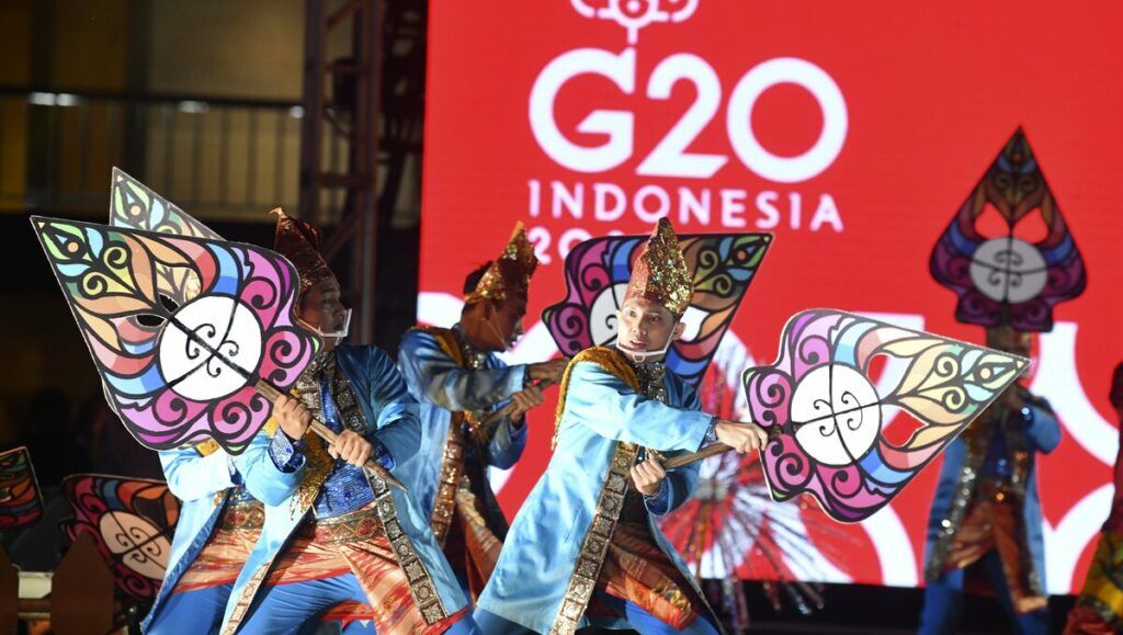 Para penari membawakan tari selamat datang dalam pembukaan Presidensi G20 Indonesia di Taman Lapangan Banteng, Jakarta, Rabu (1/12/2021). Dalam pidato secara virtual Presiden Joko Widodo menyatakan Indonesia akan terus mendorong negara-negara G20 untuk menghasilkan terobosan-terobosan besar, membangun kolaborasi dan menggalang kekuatan.