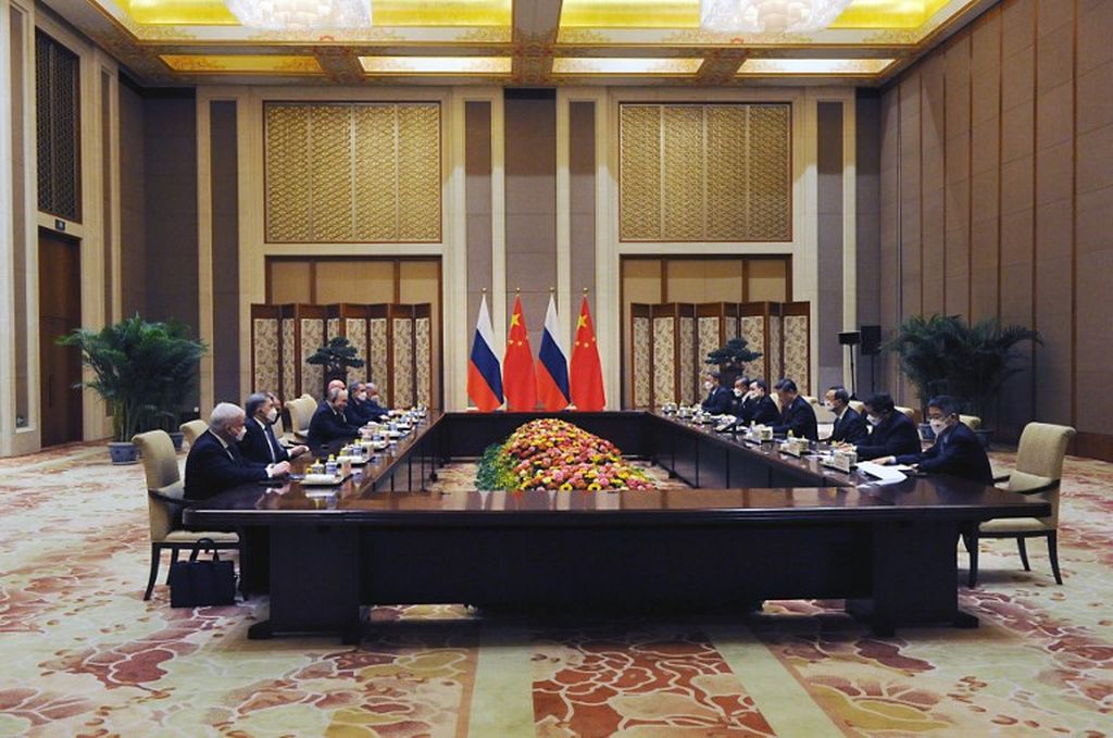 Presiden Rusia Vladimir Putin (kiri tengah) bertemu Presiden China Xi Jinping (kanan tengah) di Beijing, 4 Februari 2022.