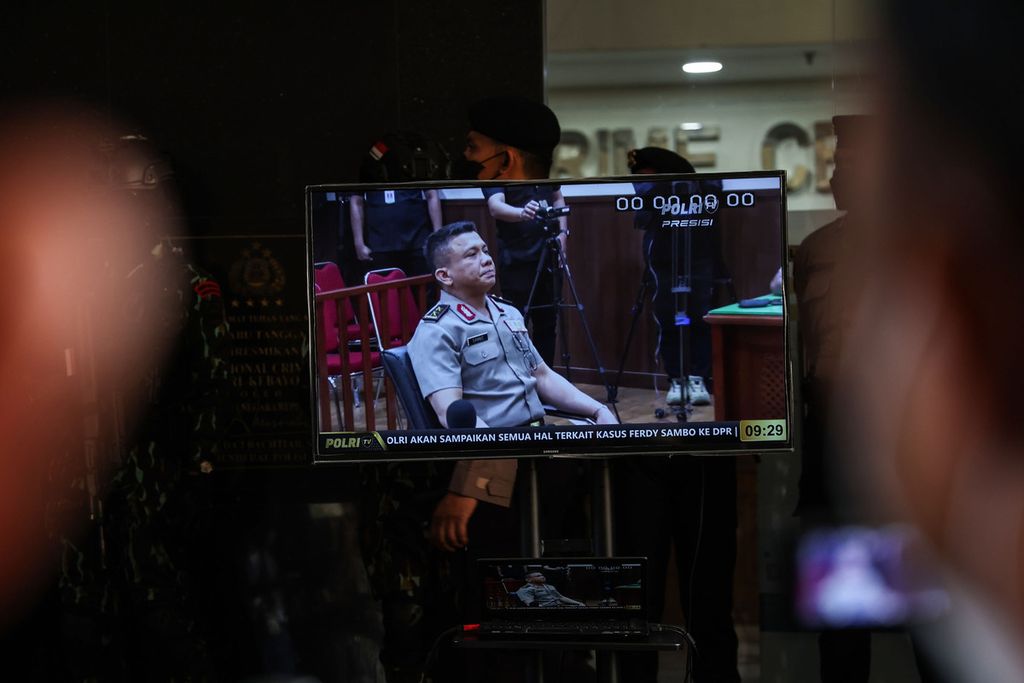 Bekas Kepala Divisi Propam Polri Irjen Ferdy Sambo (tampak pada rekaman televisi) saat menjalani sidang perdana kasus dugaan pelanggaran kode etik di Markas Besar Polri, Jakarta, Kamis (25/8/2022). 