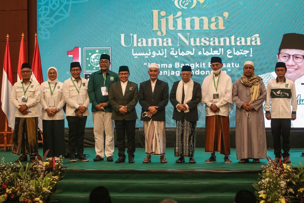 Wakil Presiden Ma'ruf Amin (keempat dari kanan) dan Ketua Umum PKB Muhaimin Iskandar (kelimad dari kiri) berfoto bersama jajaran pengurus partai setelah membuka acara Ijtima' Ulama Nusantara di Hotel Millennium, Jakarta (13/1/2023). 