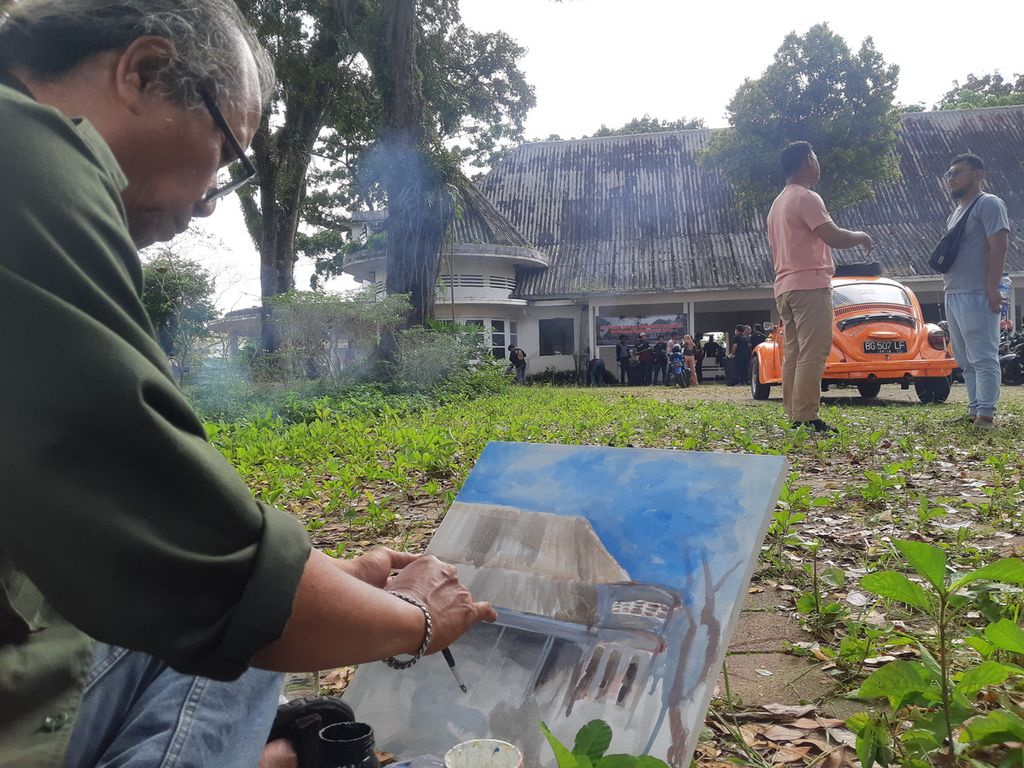 Edy Fahyuni, seorang seniman seni rupa di Palembang, Sumatera selatan, menggambar gedung balai pertemuan di kawasan Sekanak. Sejumlah seniman meminta agar gedung ini digunakan sebagai gedung kesenian.