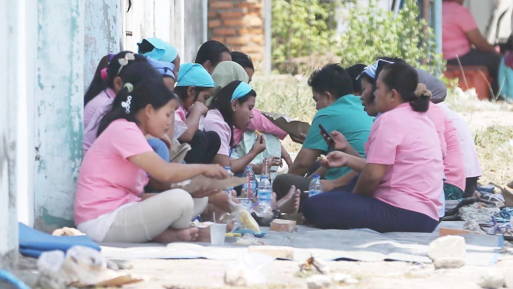 ILUSTRASI. Buruh perempuan makan siang bersama saat jam istirahat di Kawasan Berikat Nusantara, Cilincing, Jakarta Utara, Kamis (3/9/2015).