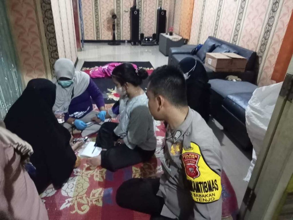 Sebanyak 87 warga dilaporkan keracunan makanan. Mereka mendapatkan perawatan di Balai Desa Babakan karena keracunan makanan saat resepsi pernikahan di Desa Babakan, Tenjo, Kabupaten Bogor, Jawa Barat, Jumat (10/2/2023).