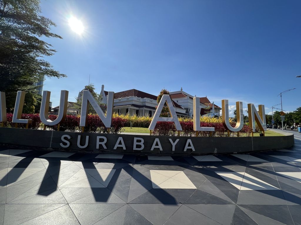 Alun-alun Surabaya berada di kompleks Balai Pemuda yang dilengkapi ruang bawah tanah dari Jalan Gubernur Suryo hingga Jalan Pemuda, yang hingga Sabtu (9/7/2022) semakin ramai dikunjungi karena Pemkot Surabaya rutin memberi kesempatan kepada perekja seni dan usaha mikro, kecil dan menengah (UMKM) untuk berpameran.