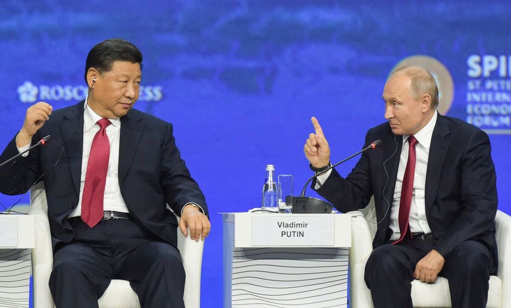 Presiden Rusia Vladimir Putin (kanan) menerima Presiden China Xi Jinping di St Petersburg, Rusia, pada Juni 2019  Mulai Senin (20/3/2023) sampai Rabu, Xi kembali berkunjung ke Rusia. 
