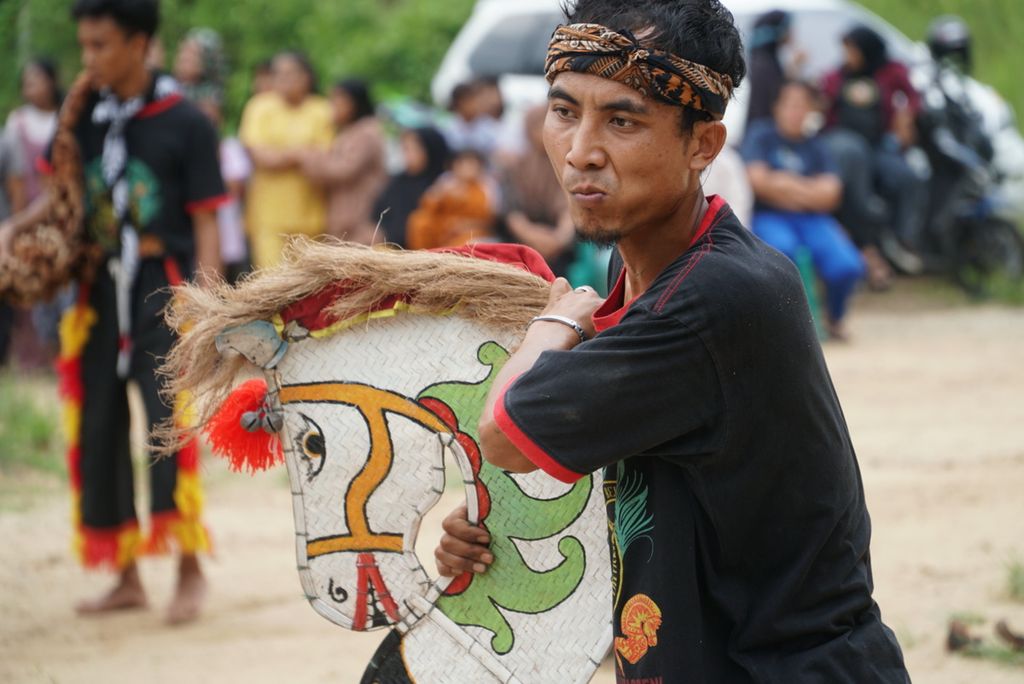 Anggota Kelompok Seni Jaranan Reog Subur Budoyo menunggang kuda kepang dalam keadaan kesurupan dalam pertunjukan kesenian kuda kepang di halaman Kantor Desa Muaro Kalaban dan Kantor Camat Silungkang, Kota Sawahlunto, Sumatera Barat, Minggu (23/1/2022). 