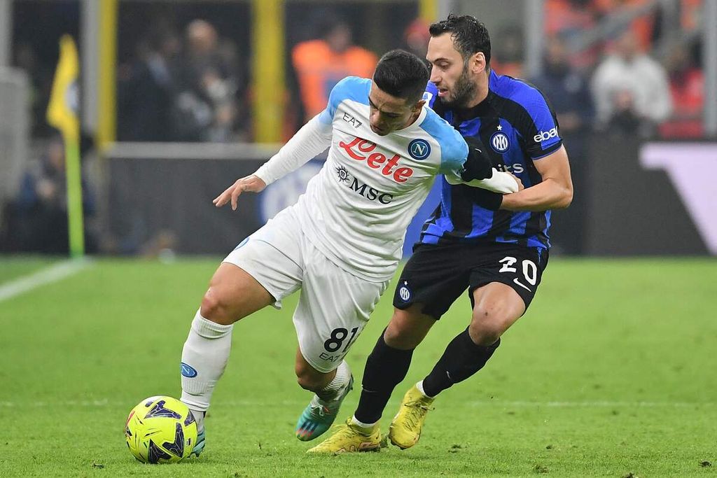 Penyerang Napoli, Giacomo Raspadori (kiri), dan gelandang Inter Milan, Hakan Calhanoglu, berebut bola dalam pertandingan Liga Italia antara Inter Milan dan Napoli di Stadion Giuseppe Meazza, Milan, Kamis (5/1/2023) dini hari WIB. Inter mengalahkan Napoli, 1-0. 