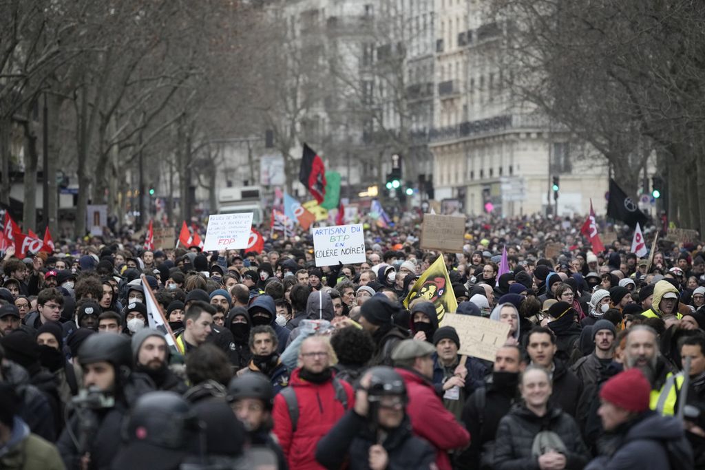 Massa berunjuk rasa memprotes kebijakan pemerintah menaikkan batas minimal usia pensiun dari 62 tahun menjadi 64 tahun di Paris, Perancis, 31 Januari 2023.  