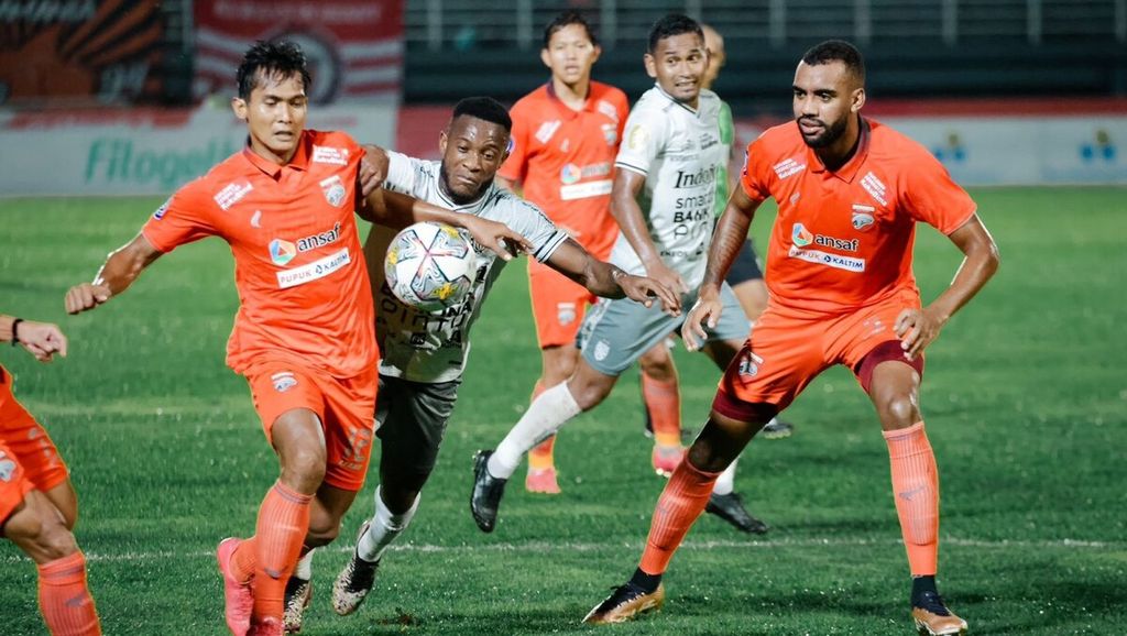 Dokumentasi Bali United memperlihatkan aksi pemain Bali United, Jean Marie Privat Befolo Mbarga (tengah), mencoba merebut bola dari pemain Borneo FC.  Pada laga lanjutan Liga 1 BRI 2022/2023 di Stadion Segiri, Samarinda, Kalimantan Timur, Senin (3/4/2023) malam, Bali United ditaklukkan oleh Borneo FC dengan skor telak, 1-5.