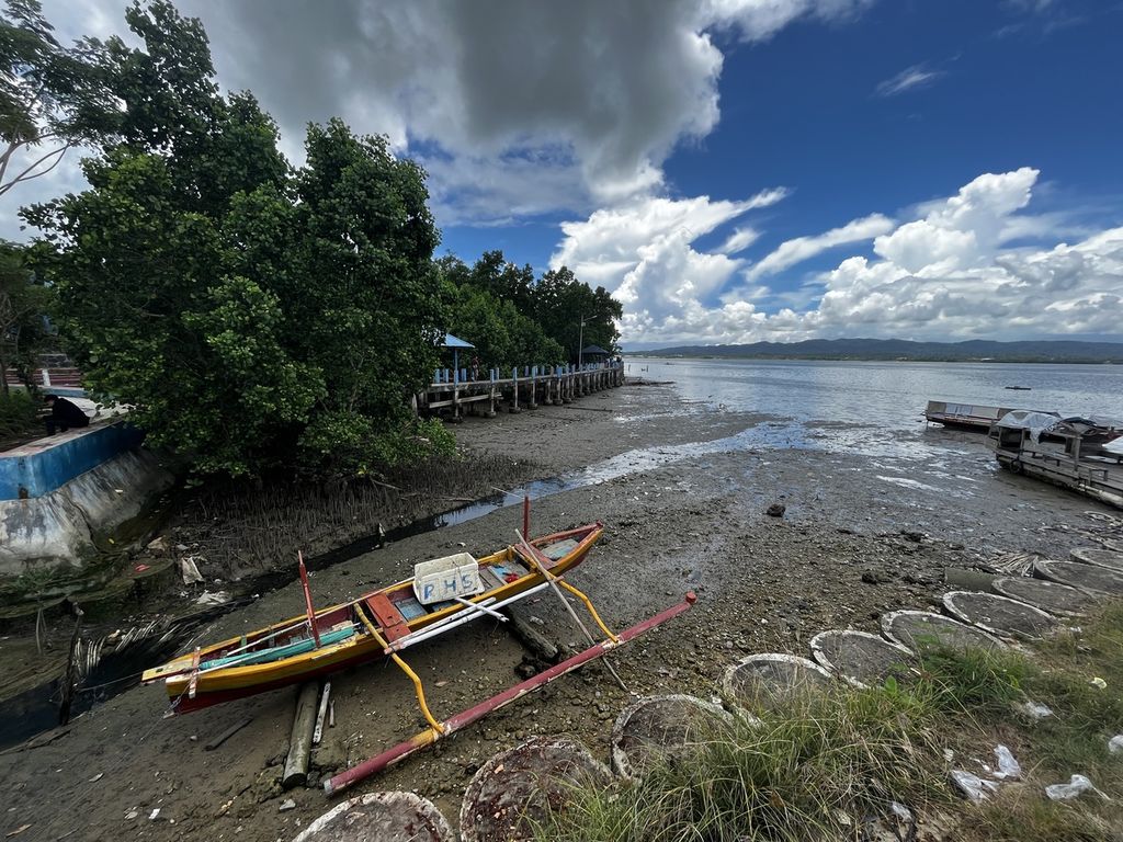 Kondisi Teluk Kendari di Kendari, Sulawesi Tenggara, yang mengalami sedimentasi parah seperti terlihat pada Senin (17/10/2022). Dua warga yang sedang menjaring ikan tenggelam di tepian teluk pada Minggu (16/10/2022) dan ditemukan meninggal sehari setelahnya.