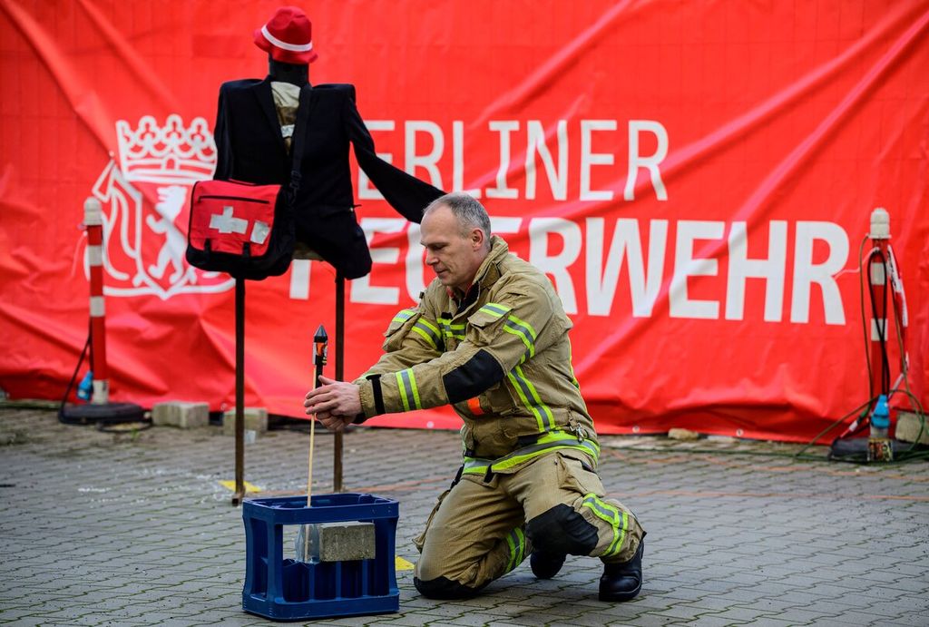 Anggota pemadam kebakaran Berlin, Jerman menunjukkan cara menyalakan kembang api yang yang aman pada Kamis (29/12/2022). Pemerintah Jerman mengizinkan lagi kembang api dijual dan dipakai untuk merayakan malam tahun baru. Pada 2020-2021, pemerintah Jerman melarang penjualan kembang api untuk perayaan malam tahun baru.