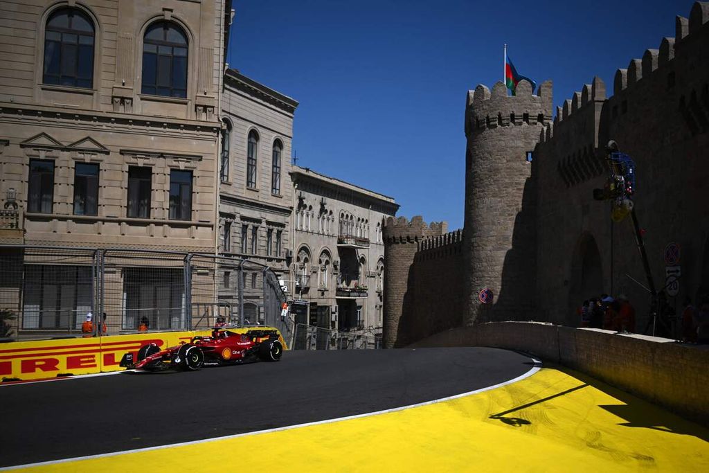Pebalap tim Ferrari, Charles Leclerc, memacu mobilnya pada sesi latihan bebas pertama F1 seri Azerbaijan, di Sirkuit Jalanan Kota Baku, Jumat (10/6/2022).