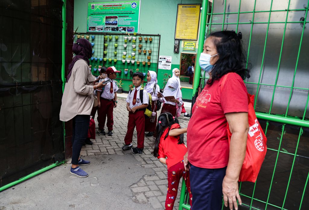 Siswa SD Negeri Joglo 05, Kembangan, Jakarta Barat, menunggu dijemput di halaman sekolah, Senin (30/1/2023). Maraknya kasus penculikan anak membuat pihak sekolah lebih berhati-hati menjaga anak didik mereka saat pulang sekolah.