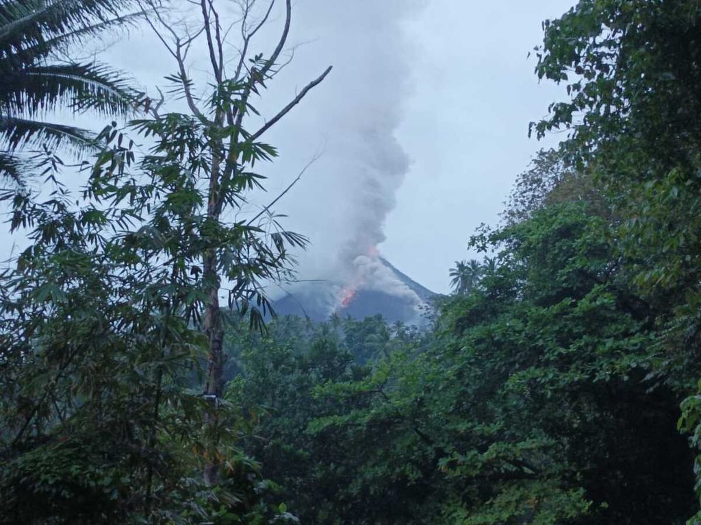 Guguran lava pijar tampak dari pos pengamatan Gunung Api Karangetang di Desa Salili, Siau Tengah, Kabupaten Kepulauan Sitaro, Sulawesi Utara, Rabu (8/2/2023).
