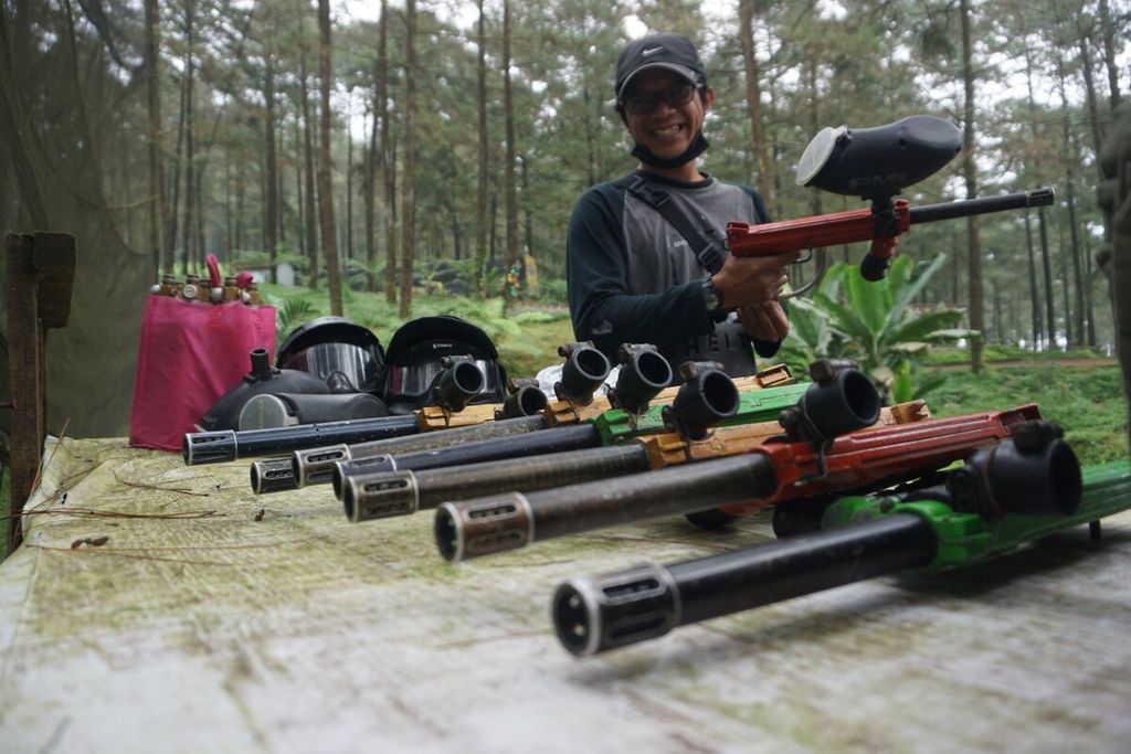 Petugas menyiapkan peralatan untuk permainan <i>paintball</i> di Hutan Pinus Limpakuwus, Baturraden, Banyumas, Jawa Tengah, Rabu (14/12/2022).