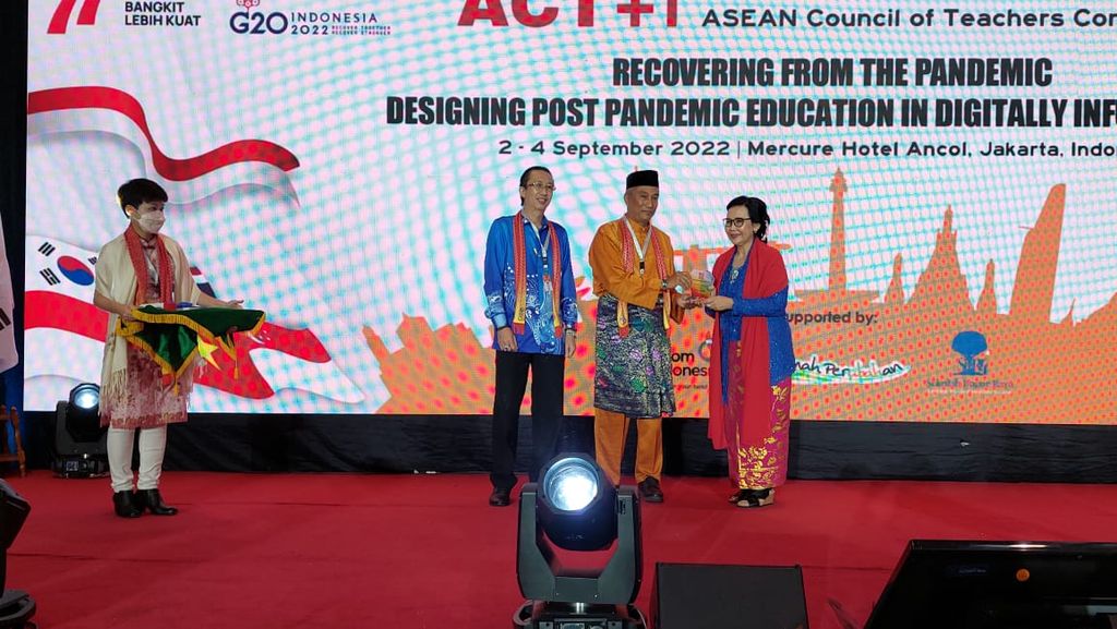 Ketua Umum PB PGRI Unifah Rosyidi (paling kanan) di acara ASEAN+1 Council of Teachers (ACT+1) Convention Ke-36 di Jakarta pada 2-4 September 2022. PB PGRI menjadi tuan rumah pertemuan organisasi profesi guru ASEAN + Korea Selatan tahun 2022. 