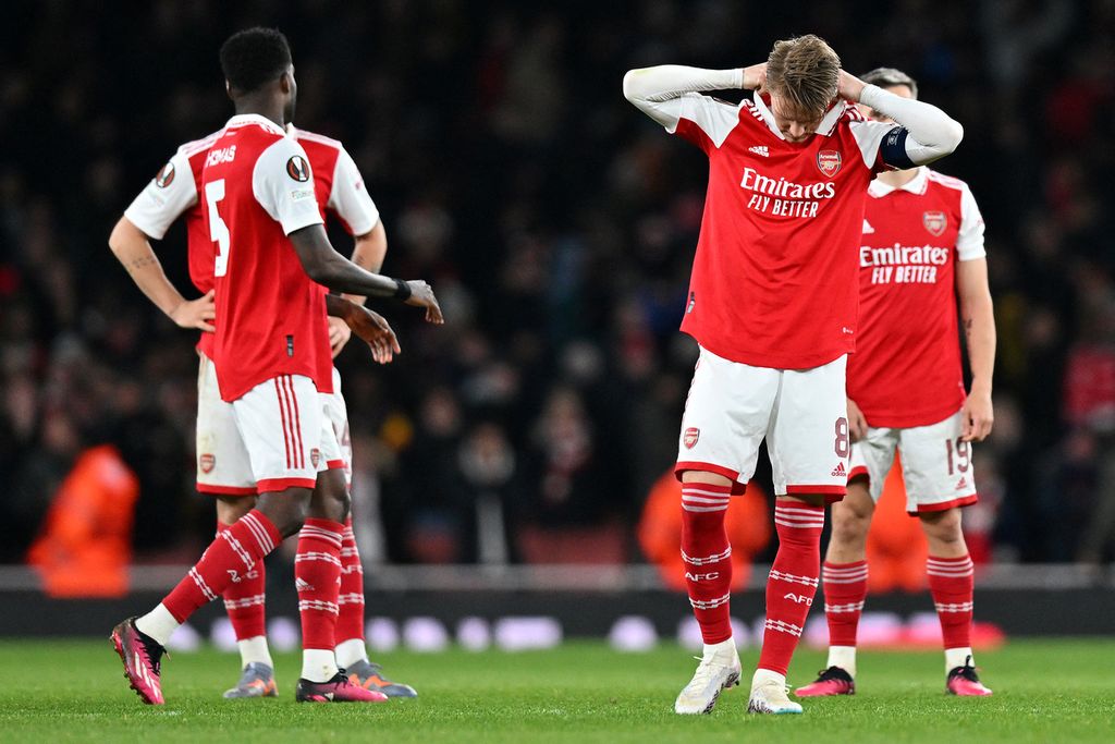 Pemain Arsenal Martin Odegaard (kedua dari kanan) dan rekan-rekannya menyesali kekalahan atas Sporting pada laga kedua babak 16 besar Liga Europa di Stadion Emirates, London, Jumat (17/3/2023) dinihari WIB. Laga berakhir imbang 1-1 pada waktu normal dan Sporting memenangi adu penalti dengan skor 5-3.