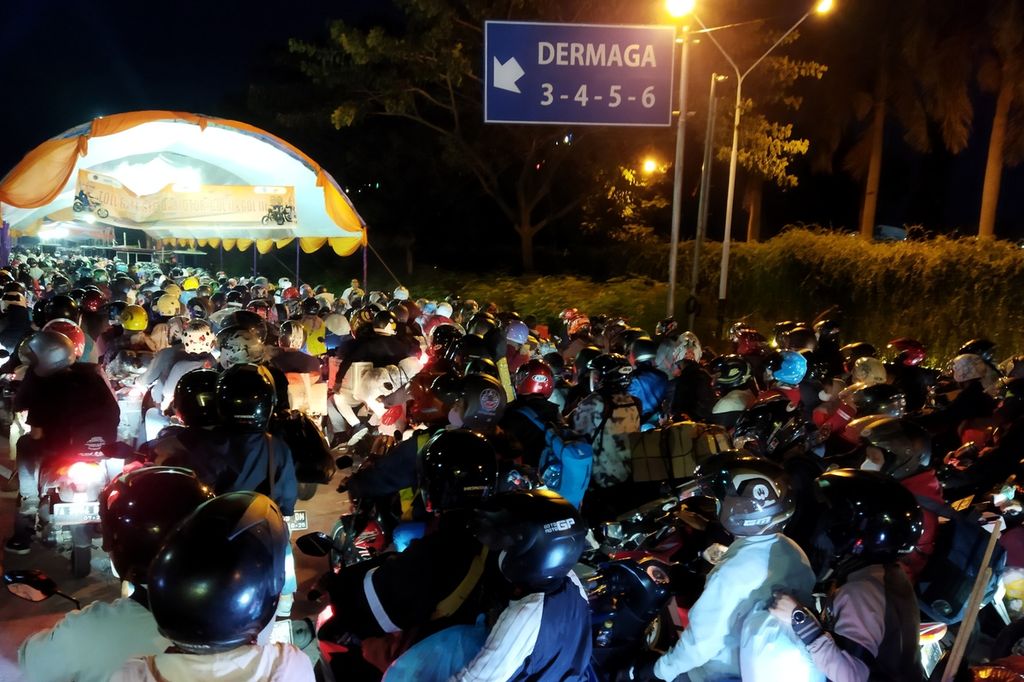 Terjadi kepadatan dan antrean kendaraan roda dua yang mengular hingga keluar pintu masuk Dermaga 1 dan 2 Pelabuhan Bakauheni, Lampung, Sabtu (7/5/2022). Diperkirakan para penumpang akan terus meningkat pada malam hari hingga Minggu (8/5/2022) menuju Pelabuhan Merak, Banten.