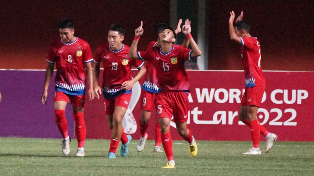 Pemain Laos merayakan gol ke gawang Thailand yang dicetak Sungkan Liyasak (pertama kanan) pada laga kedua Grup B Piala AFF U-16 2022, Kamis (4/8/2022), di Stadion Maguwoharjo, Sleman, Daerah Istemewa Yogyakarta. Laos masih berpeluang lolos ke semifinal jika mengalahkan Brunei Darussalam dengan skor besar pada duel pamungkas.