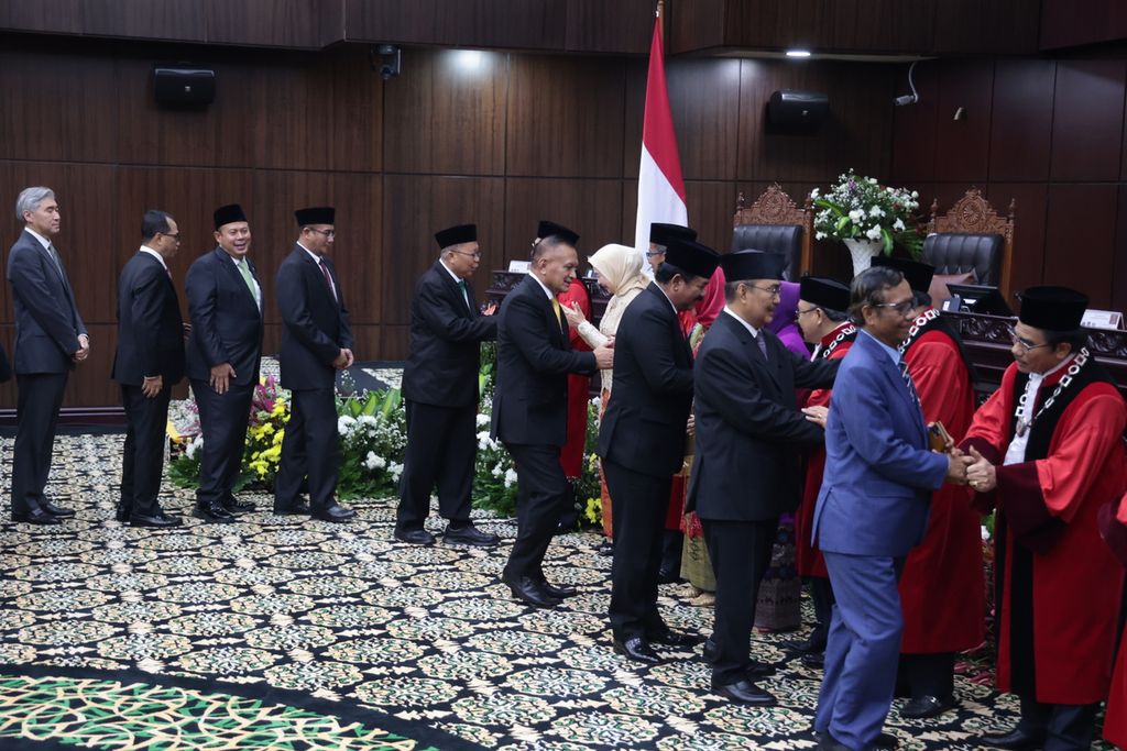 Undangan memberikan ucapat selamat usai pembacaan sumpah jabatan Ketua Mahkamah Konstitusi (MK) periode 2023-2028 Anwar Usman dan Wakil Ketua MK Saldi Isra di Gedung MK, Jakarta, Senin (20/3/2023). 