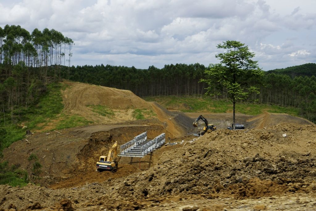 Alat berat dioperasikan untuk membangun Jalan Lingkar Sepaku di salah satu sudut lahan yang akan dibangun menjadi IKN Nusantara, kawasan PT ITCI Hutani Manunggal di Kecamatan Sepaku, Penajam Paser Utara, Kalimantan Timur, Rabu (16/2/2022).